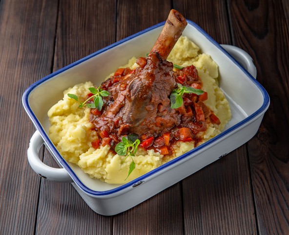 Red wine-braised lamb shank of New Zealand with mashed potatoes